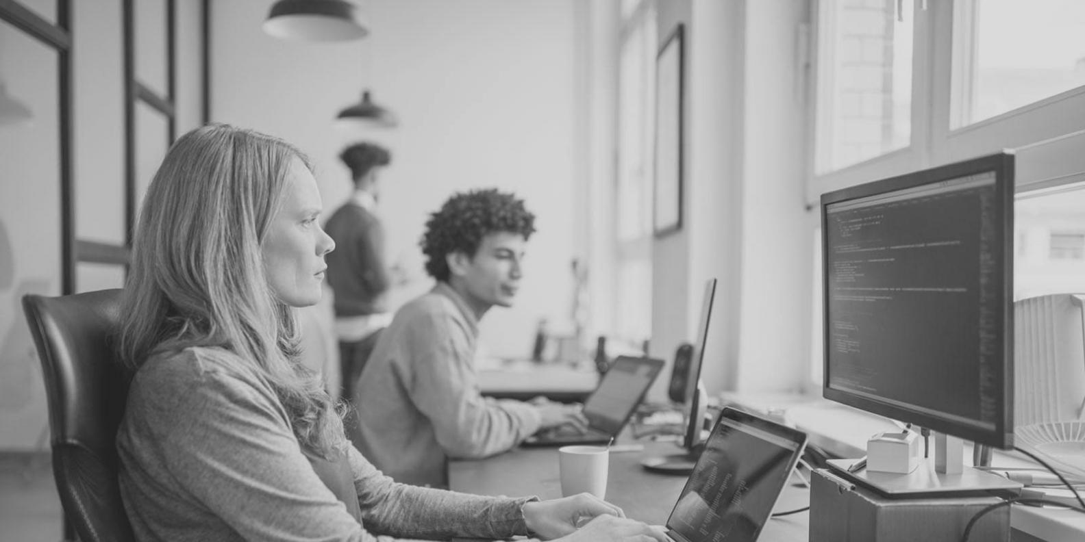 Estudiantes internacionales participando en talleres financieros interactivos